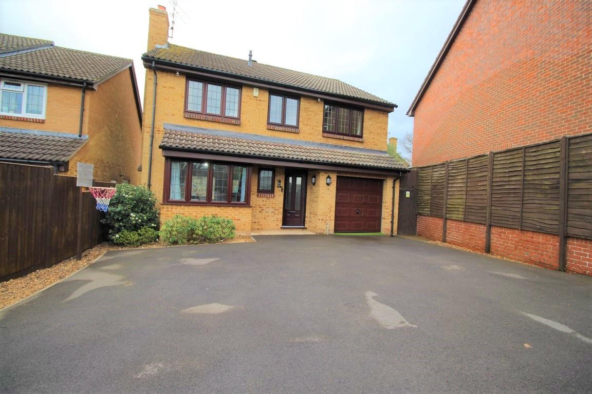 5 bed property in Kernham Drive, Reading